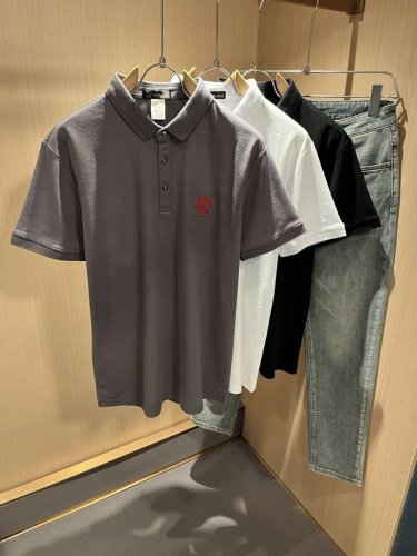 ver**Ce范*哲 2025春夏新款新品！贸易渠道订单，美杜莎女王刺绣Logo翻领Polo衫意大利制作，奢华品质成就时装地位！ 精选客供珠地棉面料，经由印花工