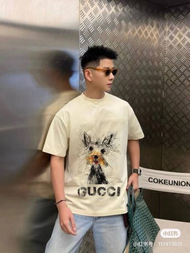 供 模特图 古驰 Gucci蜡笔小狗印花圆领短袖T恤 款号 360 原版面料官方同款短袖T恤 定制280 克同缸染面料手感非常舒服 春夏最新砖柜同步时尚又个性超