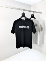 蒙口。穿200斤。宽松版 顶级货品2025春夏新款首发专柜最新款短袖圆领T恤 高端订制 设计前卫时尚！品牌Logo重工艺设计 高端定制天丝面料.手感柔软.穿着舒
