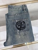 巴黎世家 阔腿牛仔人 丹宁水洗原单高端单品 整体采用的阔 腿版型设计 定制的牛仔面料与裁剪比普通工艺复杂很多 调整了好多次进口的牛仔面料 花型直喷技术再进行涂