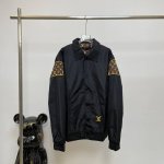特价 Louis Vuitton路易威登Lv老花拼接长袖外套，定制Logo纽扣。 Lv这件拼接设计感十足 轻奢单品 情侣日常百搭 面料采用定织定染面料 不起球不