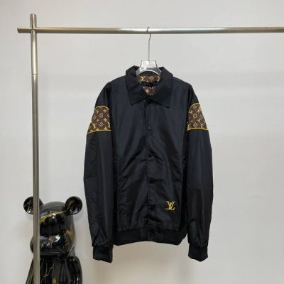 特价 Louis Vuitton路易威登Lv老花拼接长袖外套，定制Logo纽扣。 Lv这件拼接设计感十足 轻奢单品 情侣日常百搭 面料采用定织定染面料 不起球不