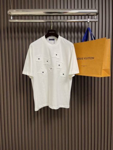 Lv 立体老花Logo贴布标识短袖T恤，正儿八经260克纯棉双砂面料 所有面料均已提前做过缩水处理 包装齐全 均原版还原定制 男女同款百搭 比较经典的一款。尺码