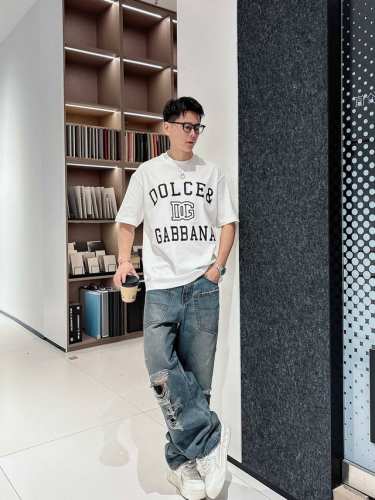 杜嘉班纳 2025春夏新款首发专柜最新款短袖圆领T恤 高端订制 设计前卫时尚！品牌Logo重工艺设计 高端定制丝光云朵棉面料.手感柔软.穿着舒适.专柜级别精致车