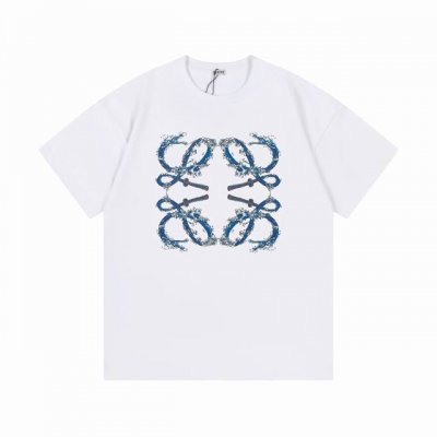 上新： 款号：B907 Loewe 罗意威新款经典胸前印花Logo休闲圆领短袖T恤 1面料采用260克纯棉双纱面料 柔软亲肤、透气性强，定位裁剪工艺Oversi