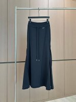 爆款现货 原单品质 设计师*｜25春夏新品鱼尾半裙 极简主义风法式优雅的慵懒风， 休闲又时髦！ 立体剪裁版版型可甜可盐减龄少女风。 百搭上身显瘦又高挑！ 强烈推
