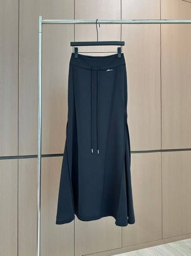 爆款现货 原单品质 设计师*｜25春夏新品鱼尾半裙 极简主义风法式优雅的慵懒风， 休闲又时髦！ 立体剪裁版版型可甜可盐减龄少女风。 百搭上身显瘦又高挑！ 强烈推