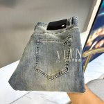 Vt华伦天奴、2025春夏新品经典元素后口袋水洗Logo休闲直筒牛仔裤。选用了客供进口98%棉2%橡胶混纺丹宁牛仔棉布制成，重磅环保植物酵素水洗工艺，肌理有着淡