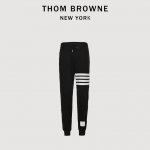 Thom Browne 汤姆布朗 24Fw 四杠条纹色织运动长裤 黑色 定织定染480G毛圈布，采用60支天然全棉精梳纱针织而成，内里32Jc平纹+8Jc毛圈，