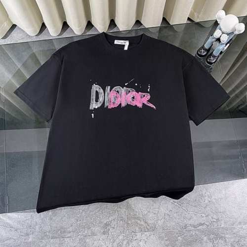 Dior 迪奥2025新款经典字母满印涂鸦短袖圆领T恤男女同款 面料: 310重磅纯棉，随意对比 采用特定重磅32S精棉平纹针织面料，280克重；搭配32S+7