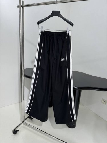 新品Loop Sports Icon直筒休闲运动裤 独家定制科技府绸面料 大号廓形饰片结构拼接撞色设计 松紧抽绳腰头 饰以Loop Sports Icon艺术作