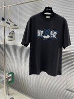 Mon 2025夏季最新款，时尚休闲圆领短袖T恤，上身很有特点！吸睛而有亮点，进口原版面料，顶级刺绣工艺字母图案装饰Logo，简单而不失时尚，经典大气，舒适透气