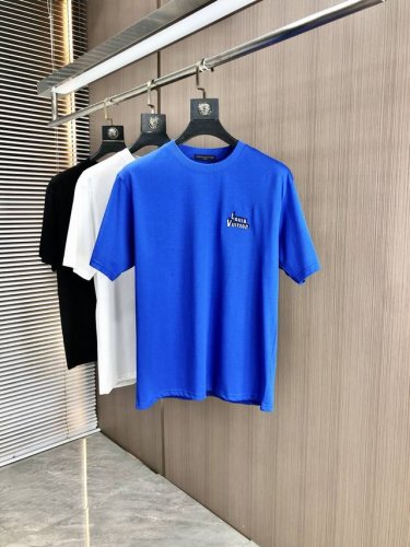 Lv 穿200斤 宽松版 顶级货品2025春夏新款首发专柜最新款短袖圆领T恤 高端订制 设计前卫时尚 品牌Logo重工艺设计 高端定制天丝面料.手感柔软.穿着舒