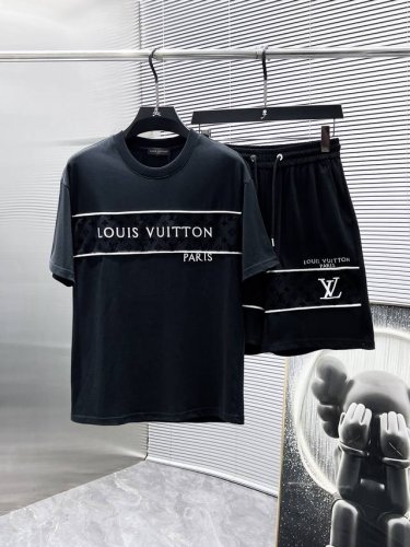 路易威登 Lv 2025Ss夏季新款 休闲 短袖 短裤 套装 高端版本 专柜定制面料 透气舒适度高 细节无可挑剔 品牌元素设计理念 体现高品质 手感细腻柔软 呈