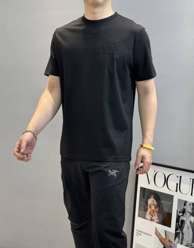 驴牌*25S新款潮牌短袖T恤.男女同款！胸前品牌字母老花图形3D刺绣立体.后背呼应老花刺绣造型.绣花立体高级时尚.辨识度更是十分之高.龟背经典黄色Lv完美的符合