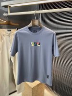 fendi- 芬迪 系列 Vip高级定制 2025春夏季新款短袖 百搭款式 任何人都可以轻松驾驭 面料全订制 高定一等品丝光棉面料 面料手感柔软，上身舒适柔软