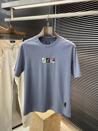 fendi- 芬迪 系列 Vip高级定制 2025春夏季新款短袖 百搭款式 任何人都可以轻松驾驭 面料全订制 高定一等品丝光棉面料 面料手感柔软，上身舒适柔软