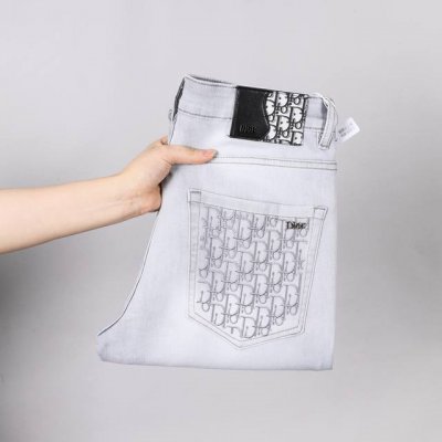 精品男装牛仔裤迪奥大牌长裤精致时尚的设计工艺 简单高档大气的洗水效果非常显气质好搭配 修身显瘦版型微弹力精选牛仔面料透气舒适 四季款百搭新款码数28 38