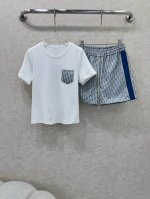 dio*迪 奥25夏季新款套装 T恤短裤的组合 上衣蓝色字母提花口袋装饰 裤身经典老花提花面料 定制Yb五金 标志提升格调 短裤也是超级显瘦 分开搭配也是轻轻松