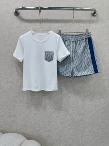 dio*迪 奥25夏季新款套装 T恤短裤的组合 上衣蓝色字母提花口袋装饰 裤身经典老花提花面料 定制Yb五金 标志提升格调 短裤也是超级显瘦 分开搭配也是轻轻松