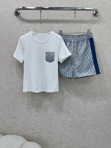 dio*迪 奥25夏季新款套装 T恤短裤的组合 上衣蓝色字母提花口袋装饰 裤身经典老花提花面料 定制Yb五金 标志提升格调 短裤也是超级显瘦 分开搭配也是轻轻松