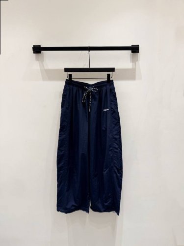 上新25Ss Miu新款套装 短款上衣+半裙+裤子 都分开拿 经典设计 一眼就爱上了 上身气质立马提升 版型上身巨好看 颜色超显白 高品质 两色 Sml 裤子