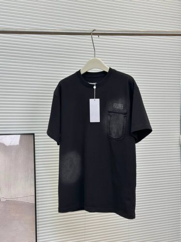 maison Margiela 马吉拉Mm6夏季 水洗做旧破坏磨破口袋字母短袖 T恤 男女情侣款 破坏磨破口袋 水洗做旧工艺 短袖的底衫是 %纯棉亲肤透气 定织