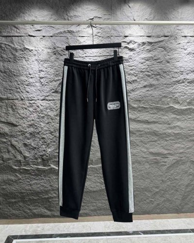 控 迪奥 春季新款休闲裤！官网同步发售。品牌经典Logo休闲裤 ，定制面料，舒适度极好，手触感强烈。辨识度极高，完美品相工艺。 尺码：S-Xl 尺码 裤长 腰围