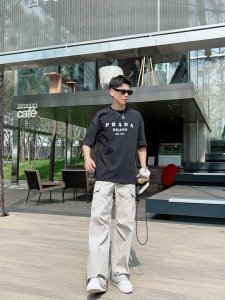 25Ss 普拉达新款圆领短袖T恤 选用330克双纱平织棉面料打造 品牌Logo做旧印花 螺纹针织领口 男女同款 码数 S-2Xl 颜色 黑 白2色 尺码表 s
