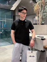 普家新款混纺针织短袖，采用针织混纺面料拼接，质感细腻柔软，温暖轻盈而透气、亲肤舒适。针织立体感十足紧密衣摆。衣领前三角标设计，超级好看！码数S-Xxl