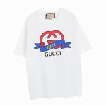 古驰 Gucci 夏季新款 经典双G互扣1921飘带印花圆领短袖T恤 色彩搭配时尚又个性 手感柔软舒适 男女同款。 Color：白色 Size：Xs S M L