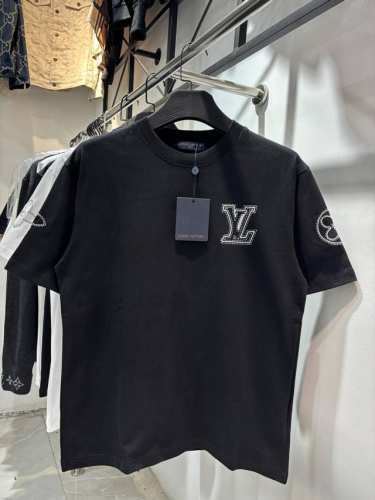 款号：Zmr41# Louis Vuitton 路易威登重工老花贴布刺绣字母短袖T恤 2 克纯棉双砂面料 所有面料均已提前做过缩水 品质第一 所见即所得 不会洗
