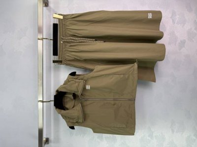 miumi*2025新品上架 翻领马甲半裙套装 定制Yb进口环保再生尼龙材质 透气舒适 质感十足 翻领拉链马甲中长半裙 大身通体素色 马甲下摆抽绳松紧贴合身型