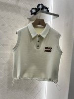 miumi*2025新品上架 翻领背心休闲短裤套装 定制Yb空气全棉材质 舒适软糯 穿搭洋气 翻领背心上衣休闲抽绳短裤套装 领口半开襟圆扣处理 随意调节 成衣以