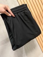 Burberry巴宝莉 沉稳黑工装束脚裤 随性与实用的完美融合 温柔又沉稳的黑色调，轻松就能营造出随性氛围。腰部的抽绳设计，方便调节，穿着无拘无束 两侧大大的口