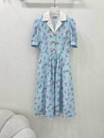 Miumi*25专柜新款领口撞色灯笼袖V领连衣裙 通体郁金香印花 氛围感满满 定制面料手感柔软润滑有光泽轻盈而不透 全身波点印花，小Logo刺绣暗藏其中 高级感
