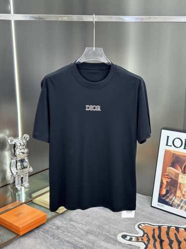 Dior 2025Fw春夏新品圆领打底外穿T恤，立体感半袖纯棉打底，原版液氨棉面料，柔而有韧性。工艺处理，韧性和抗皱性能得到大幅度提高。剪裁很到位，辨识度极高。