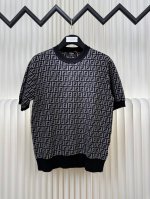 芬迪Fendi 满印Ff针织短袖 正品开版-实体柜台-顶奢品质 秒杀市面一切版 定织黏糯天丝锦缎面料，米色基调与白色镶饰交织出经典与现代的碰撞，全幅饰以Ff图案