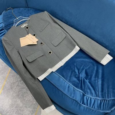 miumiu 早秋新款精致女孩千金氛围感拉满 Miumiu每一款都深得我心精致的小外套 真的是精致小公主 扣子也是丝绒加钻钻的元素富家千金穿搭，半裙的搭配也会在