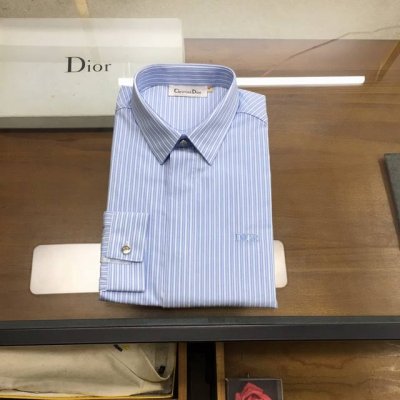 新品 Dio..R 2025商务休闲格纹长袖衬衫！ 版型：高端的时尚美学设计结合立体裁剪的版型，使穿着更具舒适性和观赏性。 面料：甄选的顶级瑞士Alumo阿鲁姆