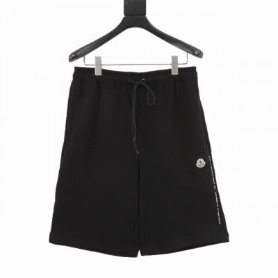 Moncler蒙口Mc X 藤原浩 联名款徽章短裤 采用100%纯棉打造，表面经过起绒处理之后形成的棉质抓绒面料，其触感柔软细腻，绒毛分布均匀。棉纤维的天然结构
