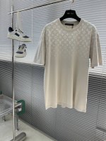 驴牌 25新品，本款 T 恤取材轻盈棉质针织，展现渐变 Monogram 图案从肩部向下消散之景，为休闲造型注入品牌巧思。标准版型，Monogram 渐变印花，