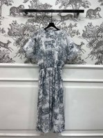D家 25春夏新款 动物丛林印花飞袖长款连衣裙 经典大气的动物丛林印花图案 高调大气又时髦 收腰收褶裙摆 优雅又有质感 内搭小吊带内衬温柔不失风度 优雅浪漫知性