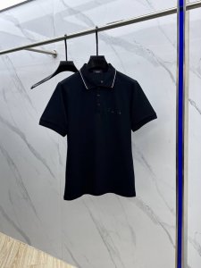 Versace*范思哲 春夏新款男士标识短袖polo衫 延续经典商务休闲翻领polo恤.该款polo衫采用丝光双面棉质珠地面料制成 隽永设计可跨越时尚潮流 经典