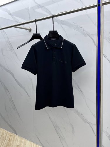 Versace*范思哲 春夏新款男士标识短袖polo衫 延续经典商务休闲翻领polo恤.该款polo衫采用丝光双面棉质珠地面料制成 隽永设计可跨越时尚潮流 经典