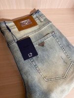 p180 prada 三角徽标牛仔裤 定制蓝韵高棉尊享牛仔料 质地细腻 舒适贴肤 裤带处以标志性三角形徽标点缀 彰显品牌的优雅与高贵 背面Prad 标签纸装饰巧