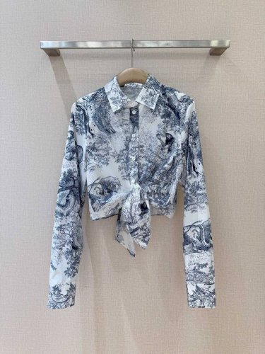 D家动物丛林系列新品New~ 长袖丛林动物印花衬衣 棉布质地 时尚小翻领前门禁纽扣设计 下摆处采用打结设计 凸现腰部线条 可灵活搭配同系列高腰半裙 即舒适又透气