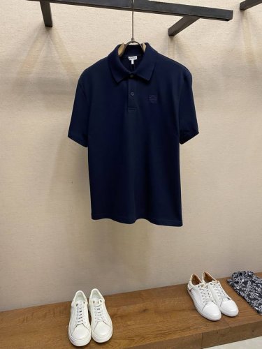 Loewe，棉质刺绣polo衫 面料选择： 采用100%纯棉珠地布，在传统珠地布基础上，采用更细的棉纱和更轻薄的编织工艺，既保留了纹理特征，又提升了面料的轻盈感