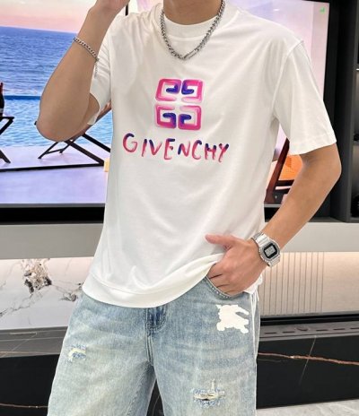 纪梵希 2025春夏新品T恤，简约中尽显奢华。经典白色基底，沉稳大气。标志性的四宫格图案以粉紫渐变色彩呈现，搭配下方同色系品牌字母，醒目又时尚，彰显独特品牌魅力
