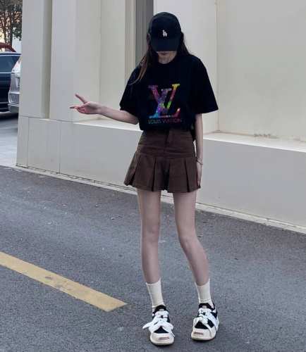 上新！Lv夏季星空字母短袖T恤，把经典玩出不同，打破单一设计再创造，增多点趣味性！男女同款入，厚实有质感，透气且吸汗，喜欢就盘她！ 尺码：S-3Xl 颜色：黑色